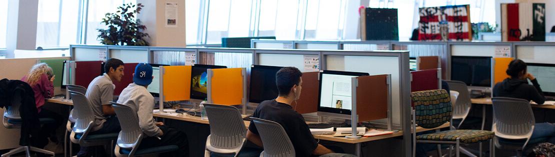 学生们在皮马图书馆的计算机共享区工作